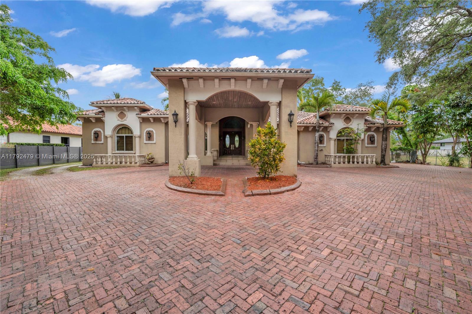 7761 Sw 122nd Ave, Miami, Broward County, Florida - 3 Bedrooms  
4 Bathrooms - 