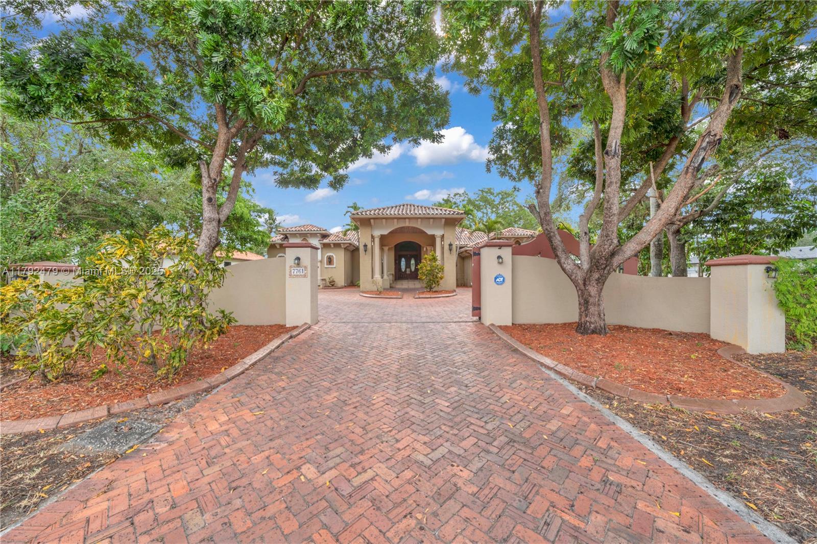 7761 Sw 122nd Ave, Miami, Broward County, Florida - 5 Bedrooms  
4 Bathrooms - 