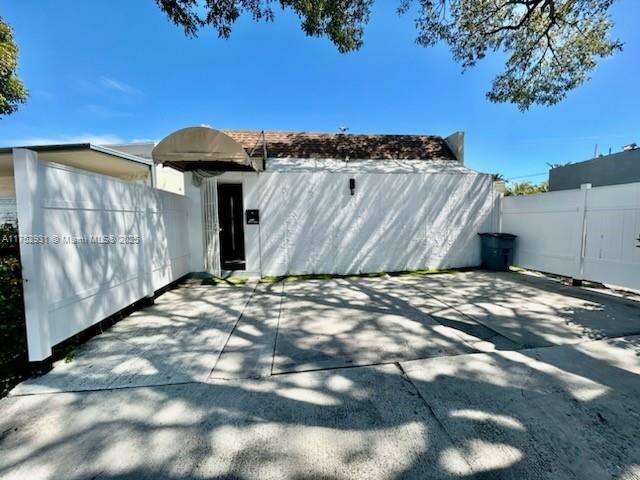 Warehouse for Rent! Located in Fort Lauderdale close to Airport and Port Everglades. Property has been renovated and is functionally ready for any Business. Plumbing, electrical, outdoor awnings, HVAC are new. Parking in the front and gated parking in back of warehouse. 1 Bay Door with 10 foot ceiling height. ready to lease as soon as possible.