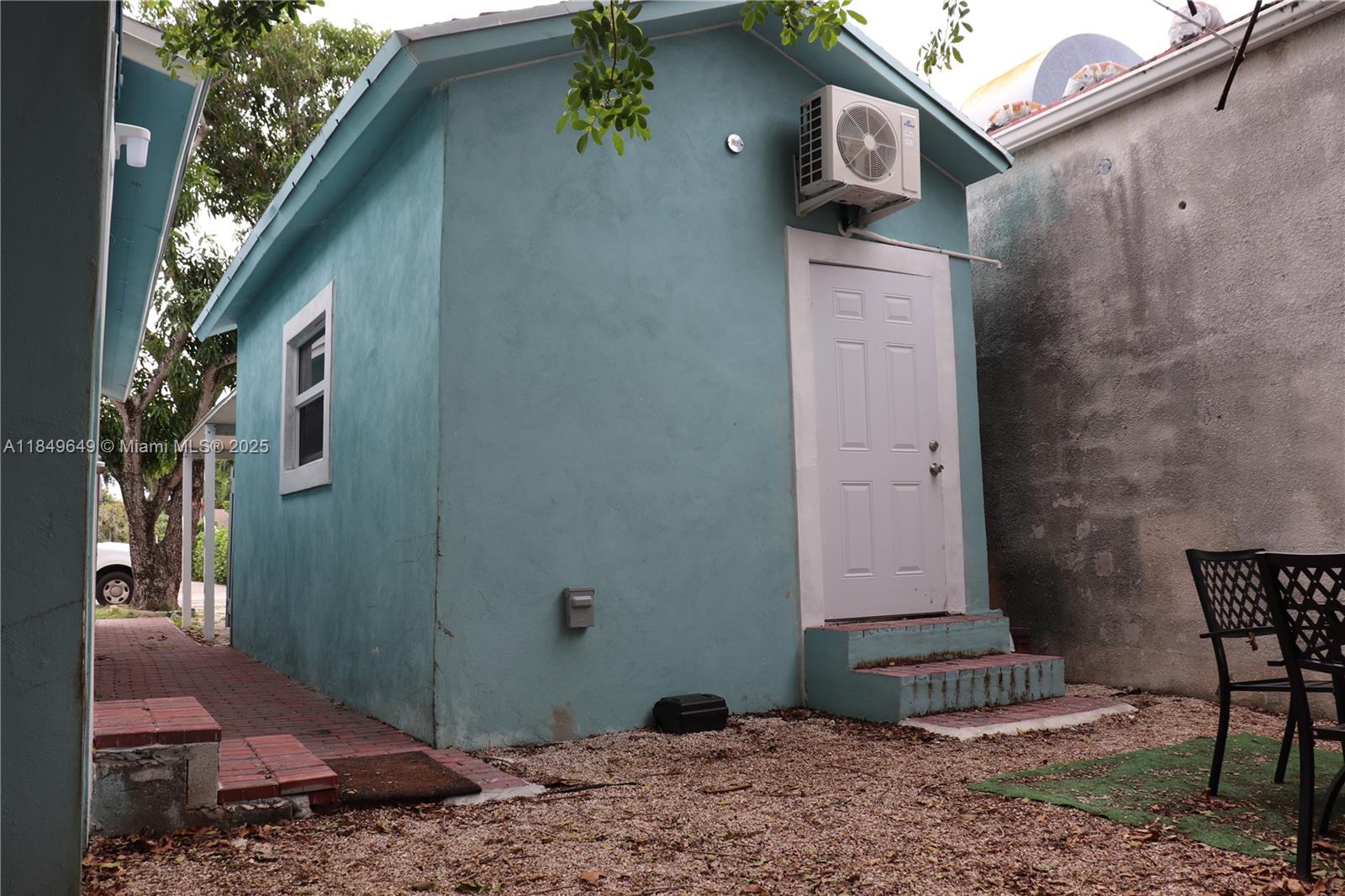 Cozy studio in Dania Beach, fully furnished. Prime location near hospitals, shopping centers, and main roads. Features a bathroom, microwave, fridge, access to community laundry, and affordable pricing. Perfect for singles or couples!