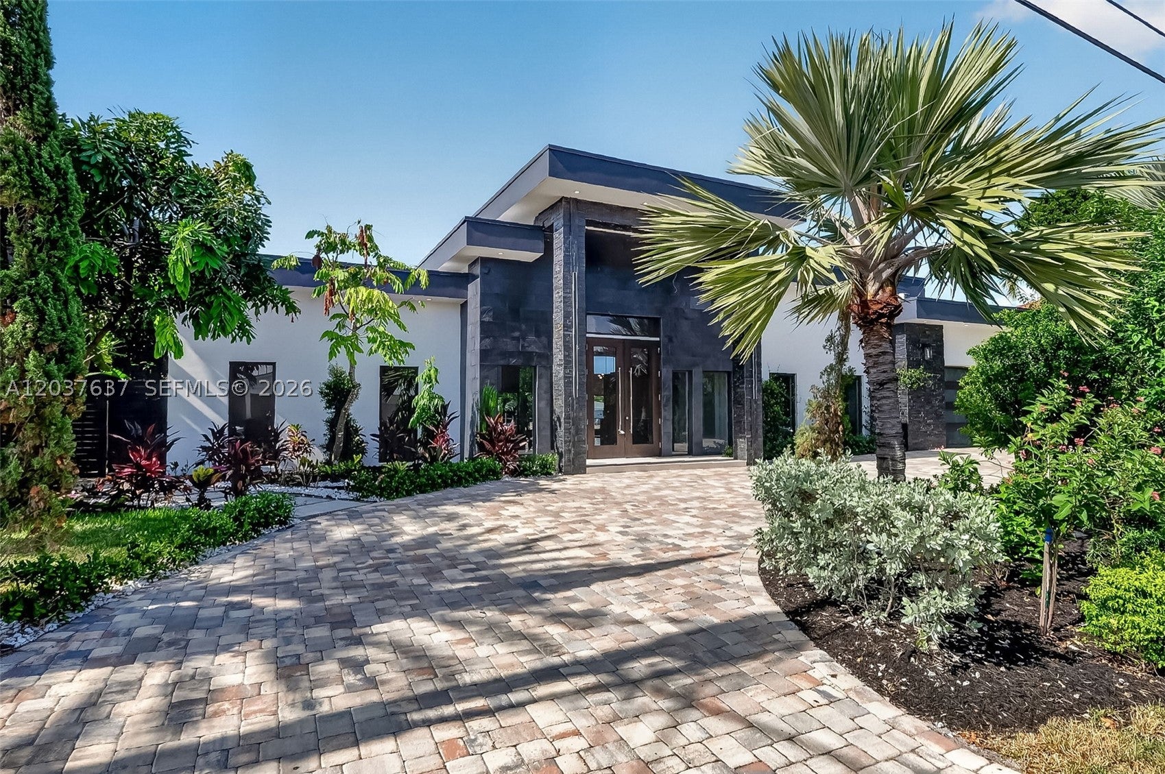 2832 NE 24th Ct