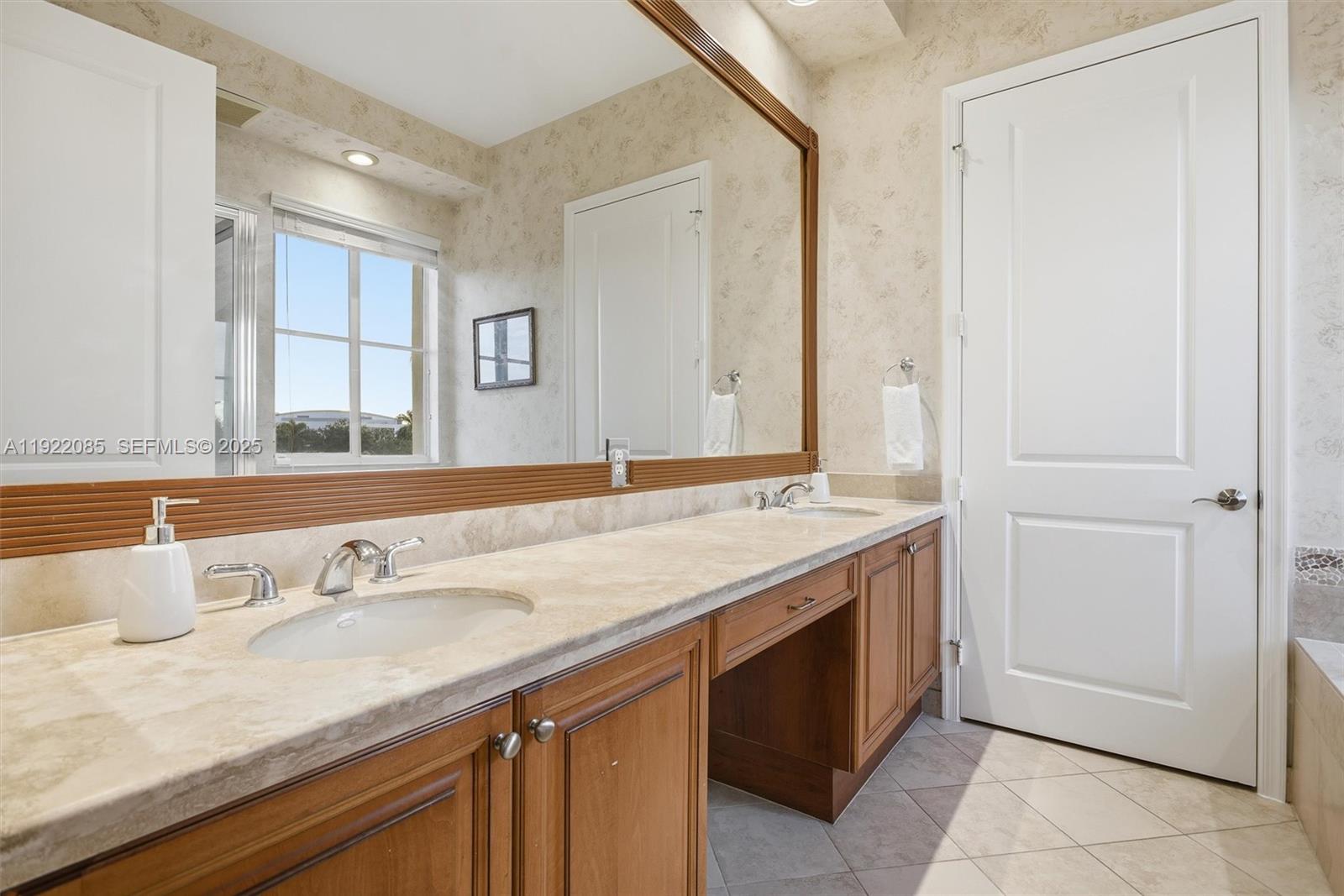 VILLA ALHAMBRA CONDO - Residential