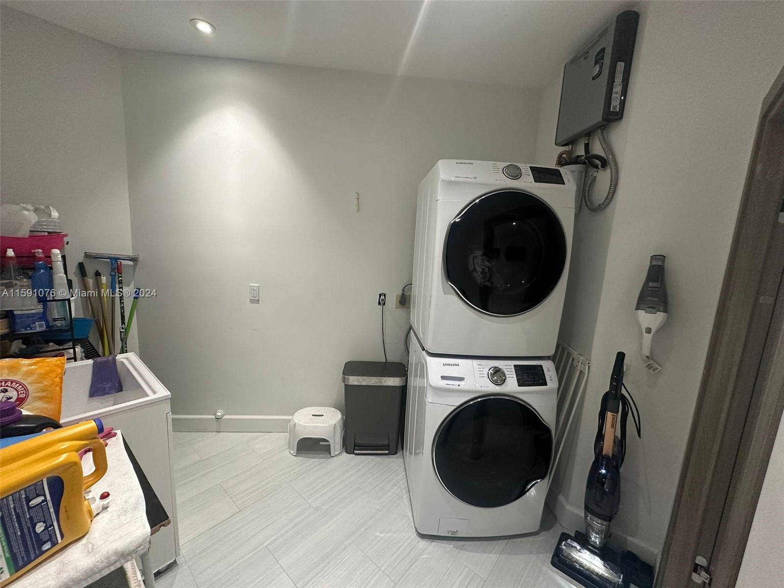 SPINNAKER BAY - Residential Lease