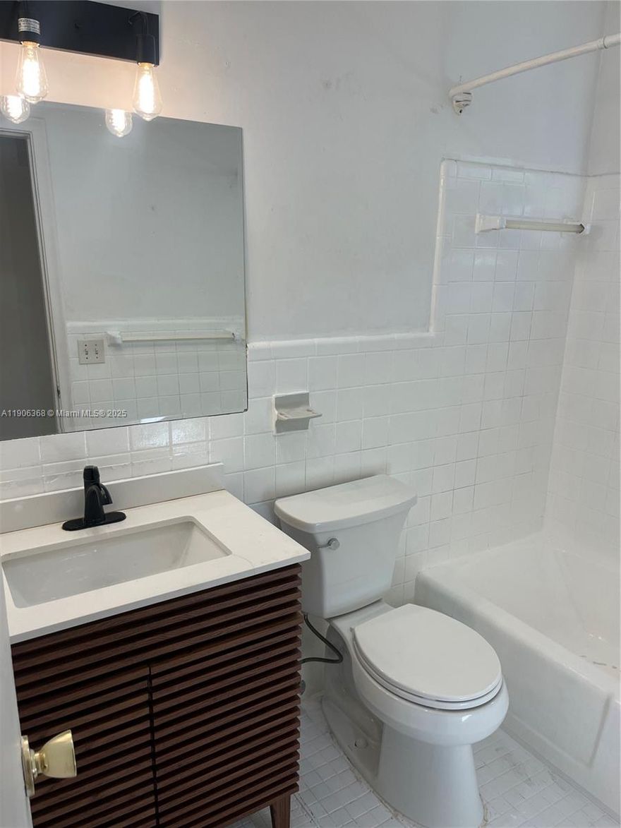 Cozy apartment in small condo. Quick move in. 10 min walking distance to Hollywood downtown.