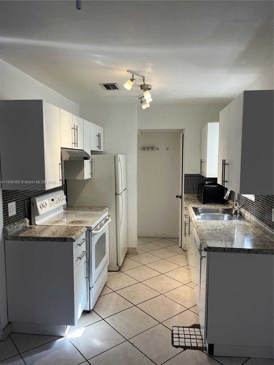 CORONET HAVEN CONDOMINIUM - Residential Lease