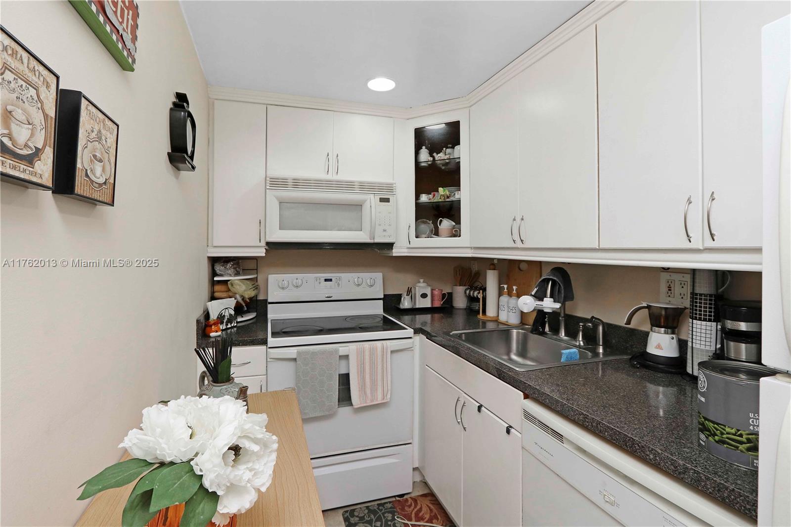 SUNSET VILLAS NO 3 CONDO - Residential