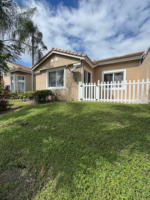 HOLLYWOOD LAKES COUNTRY C - Residential Lease