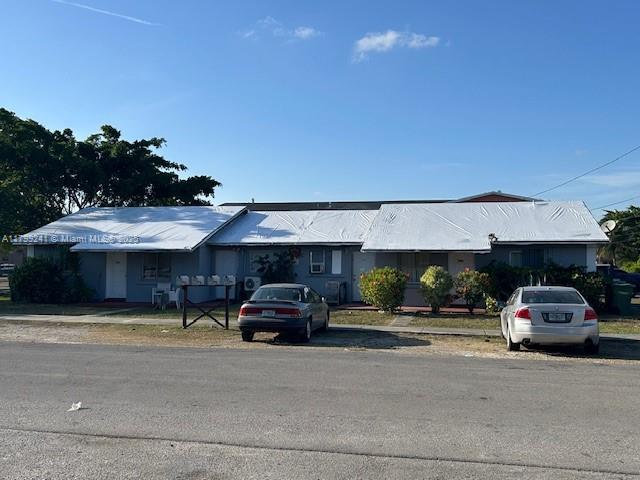 Excellent opportunity for investors!
Fully rented. Offering stable rental income and
upside potential. Tenants are on month to month
leases, providing flexibility for future adjustments.
Year Built: 1990 and is undergoing improvements,
including a brand-new roof.
Don’t miss this solid investment in a growing area!
Parking: 8 spaces.
Quick highway access (less than 5 minutes).
Close to supermarkets and shopping centers.
