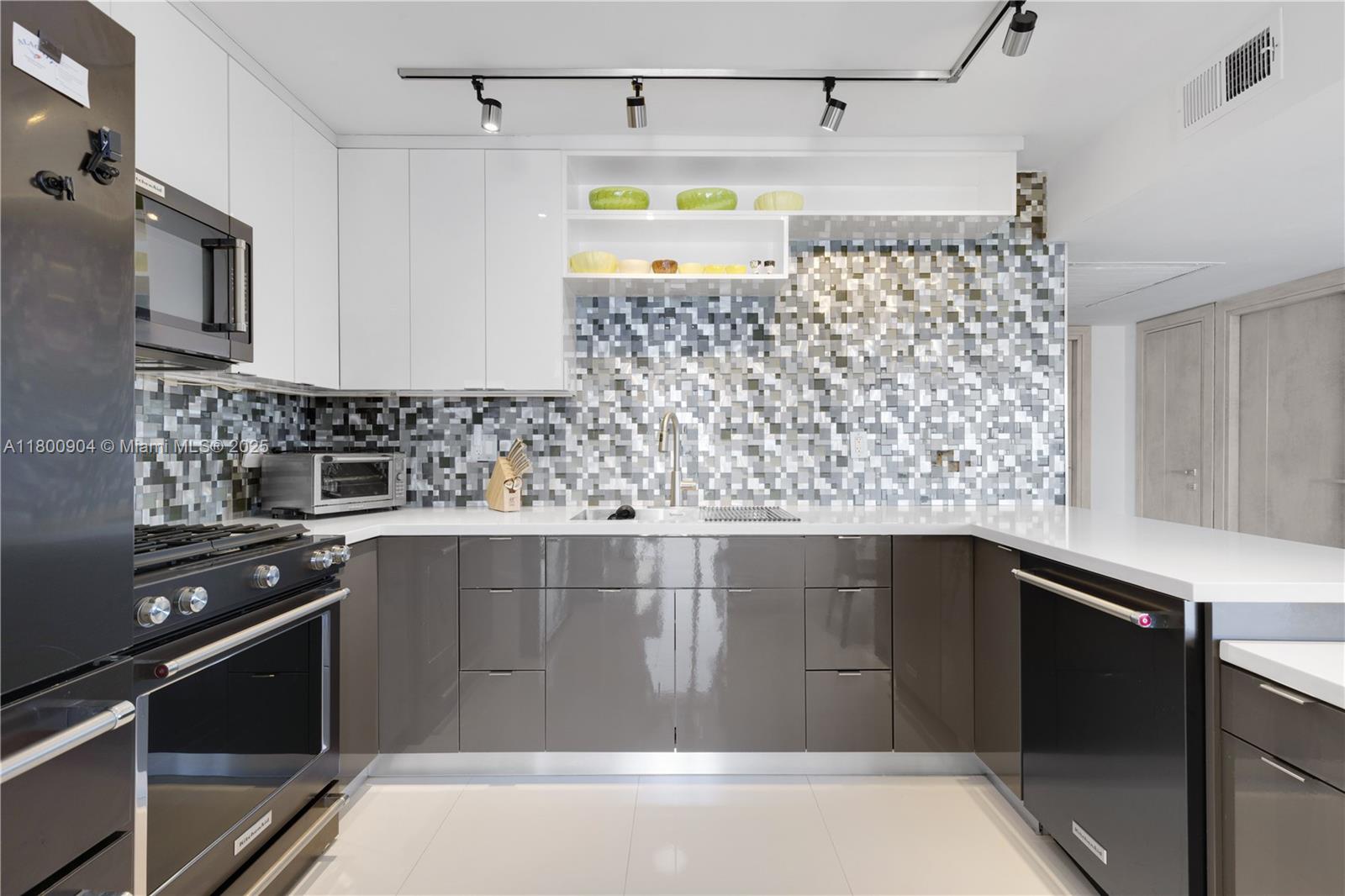 PARKER PLAZA ESTATES COND0 - Residential