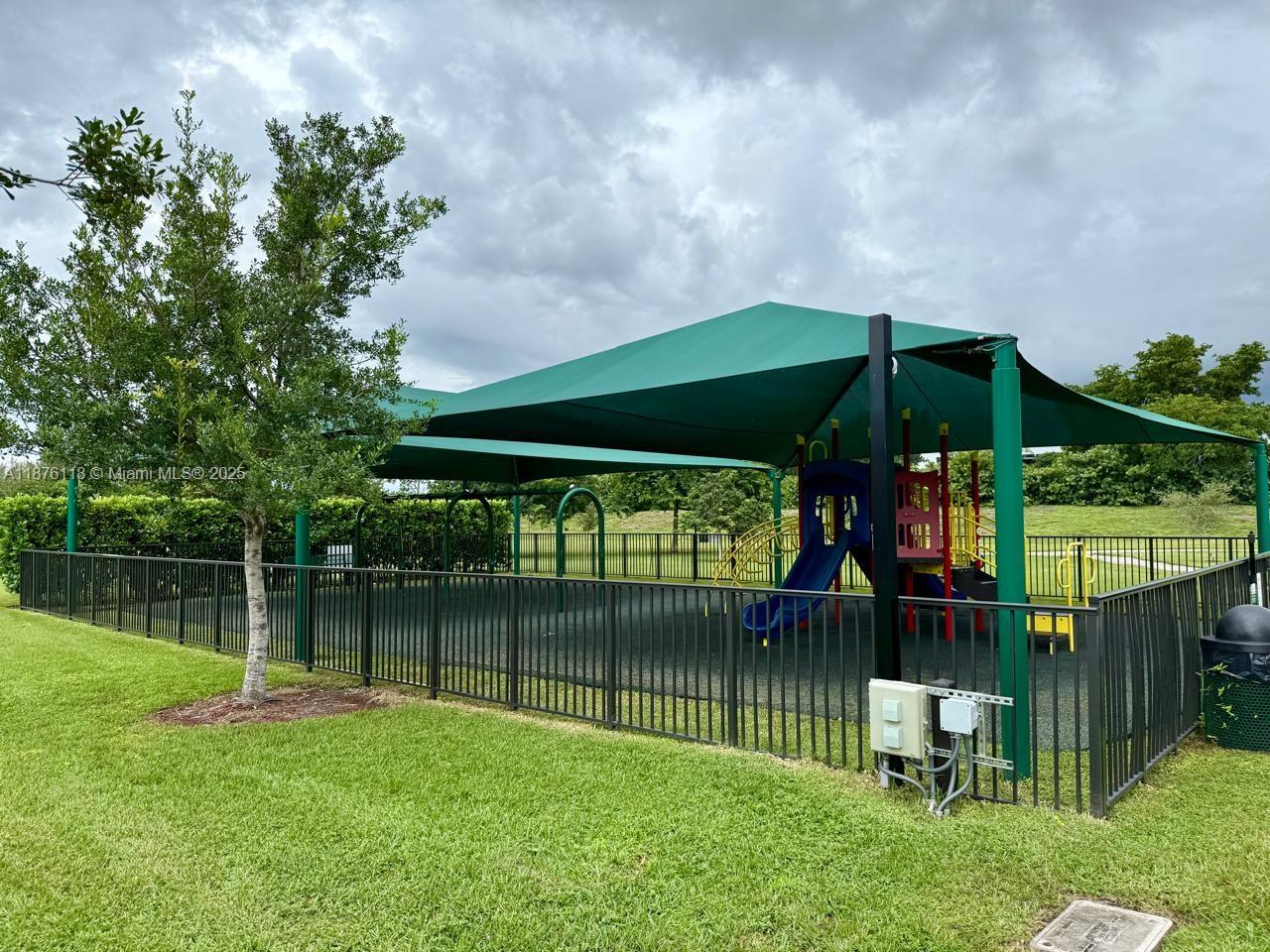 CHAMPION LAKES - Residential