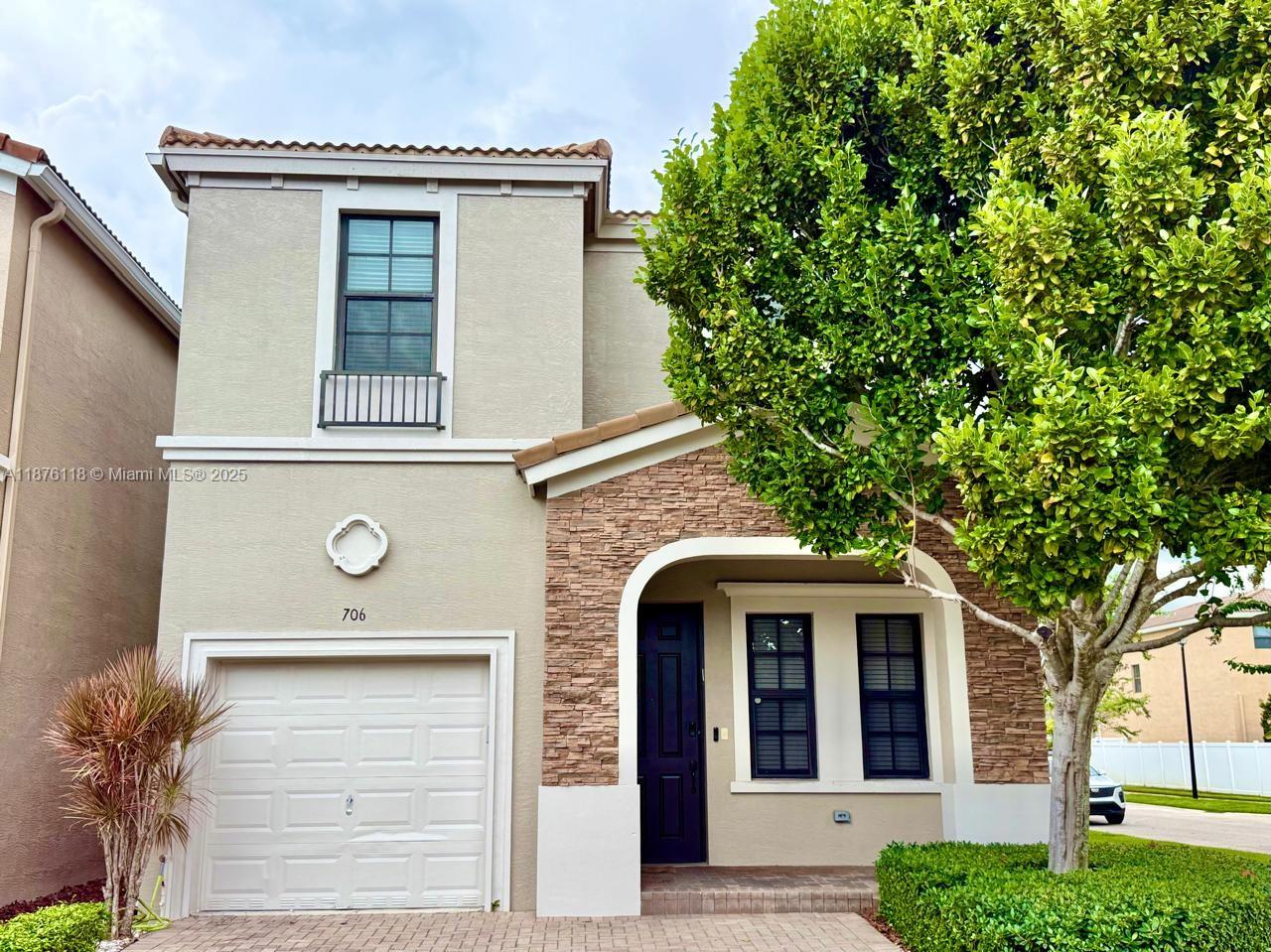 CHAMPION LAKES - Residential