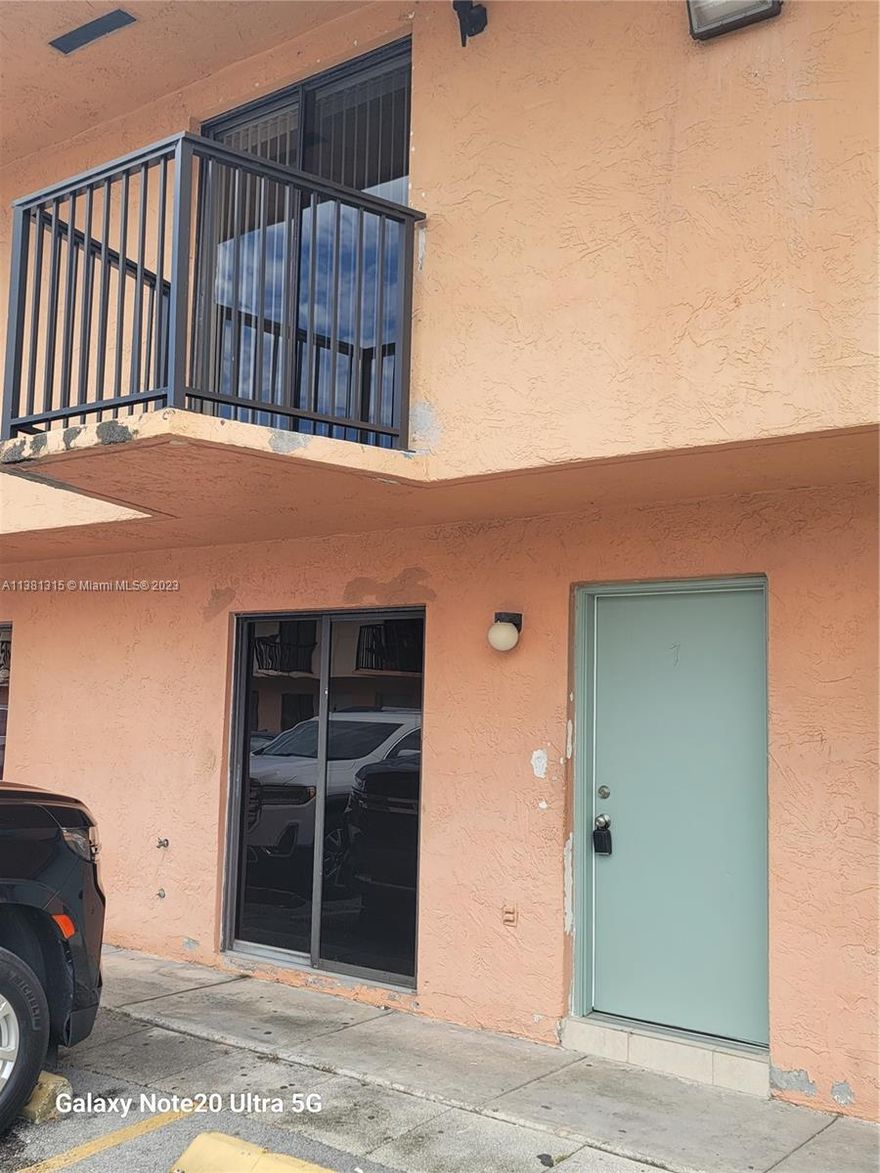 2/1.5 townhome centrally located, in close proximity to services & entertainment. Fenced patio offers private
outdoor space. Easy to show
