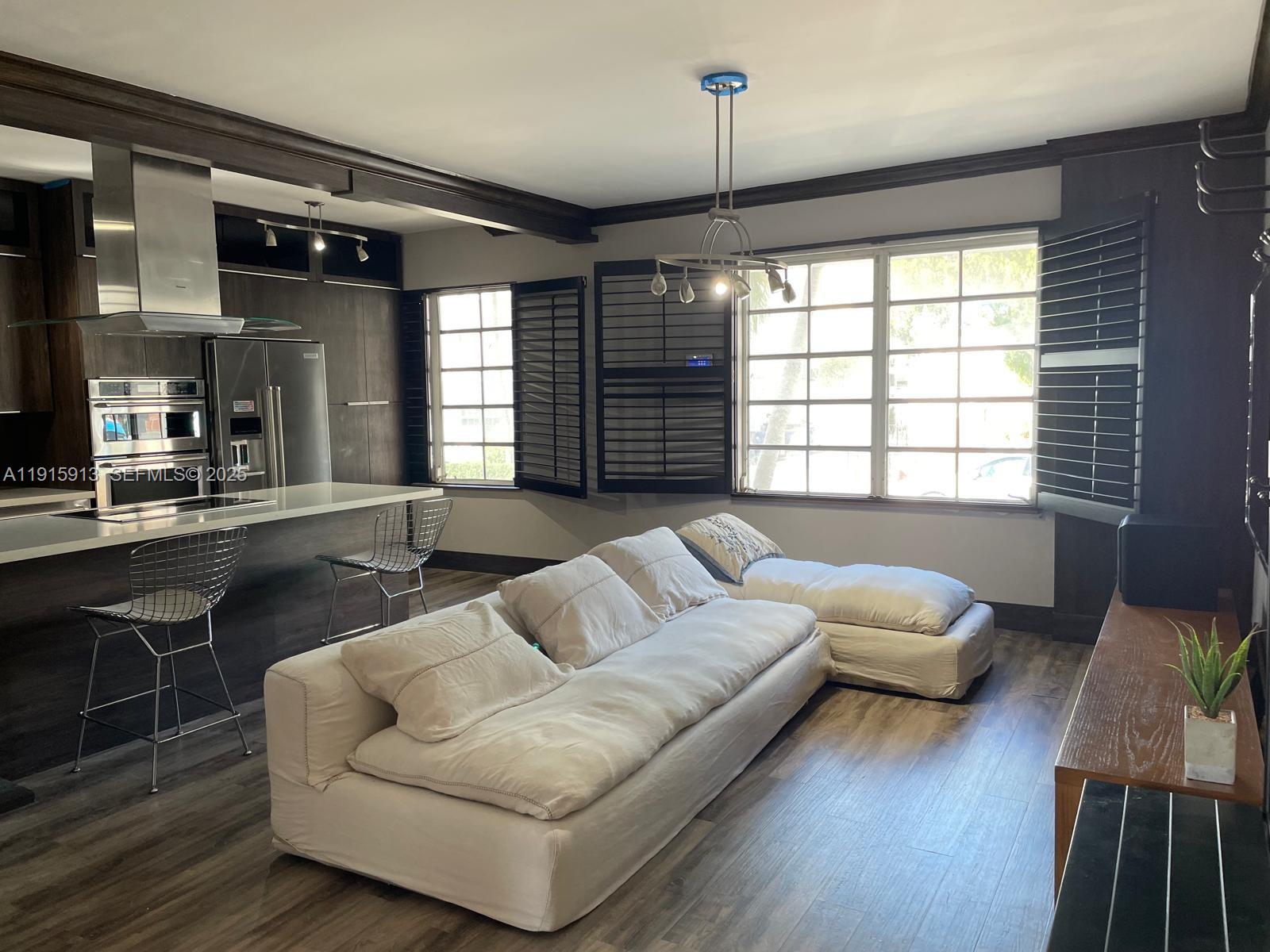 ART DECO CONDO - Residential Lease