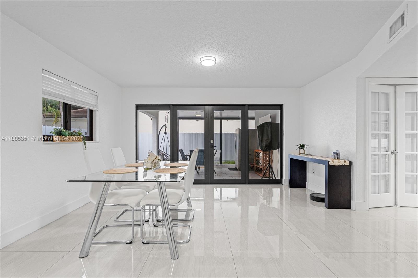 WEST LAKES GARDENS - Residential