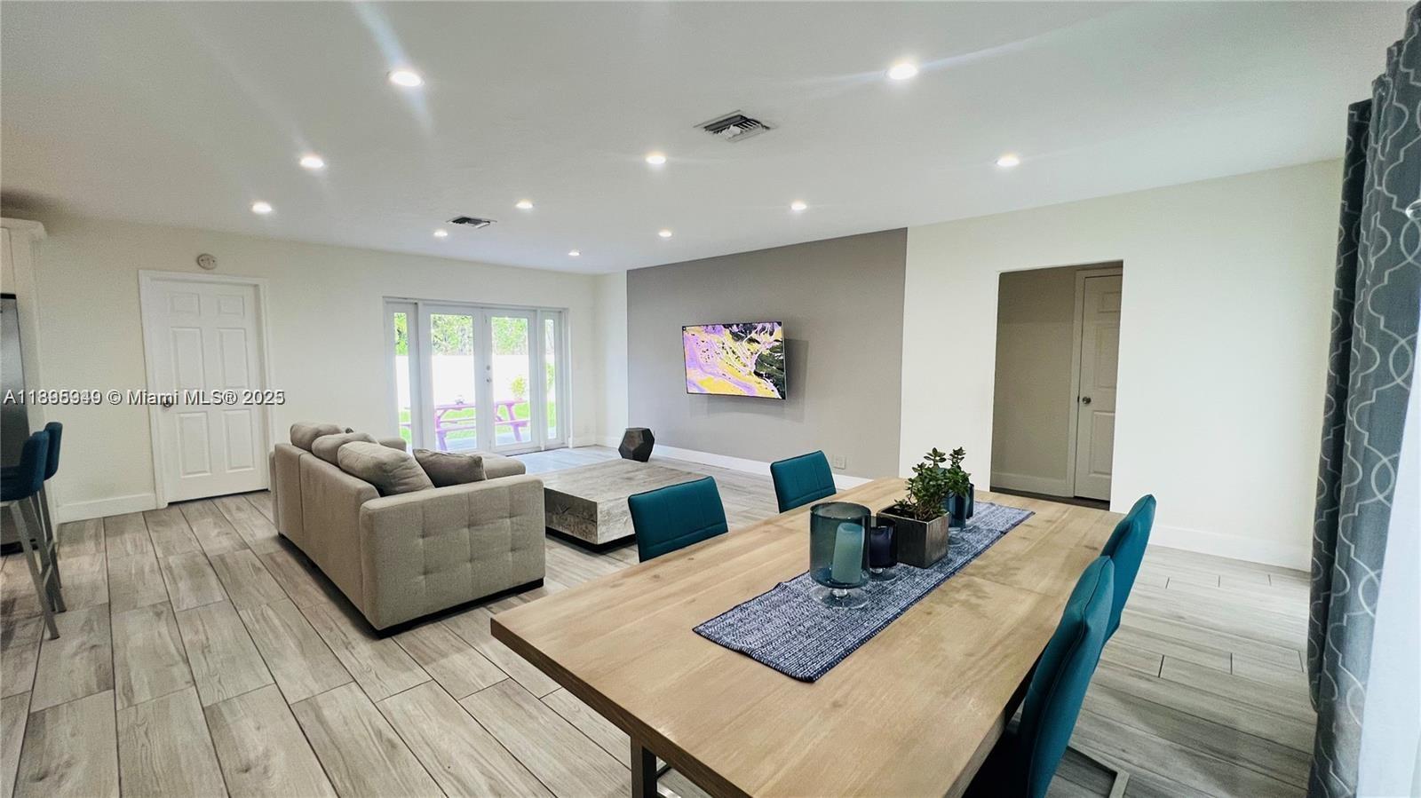 COUNTRY CLUB HOMES - Residential Lease