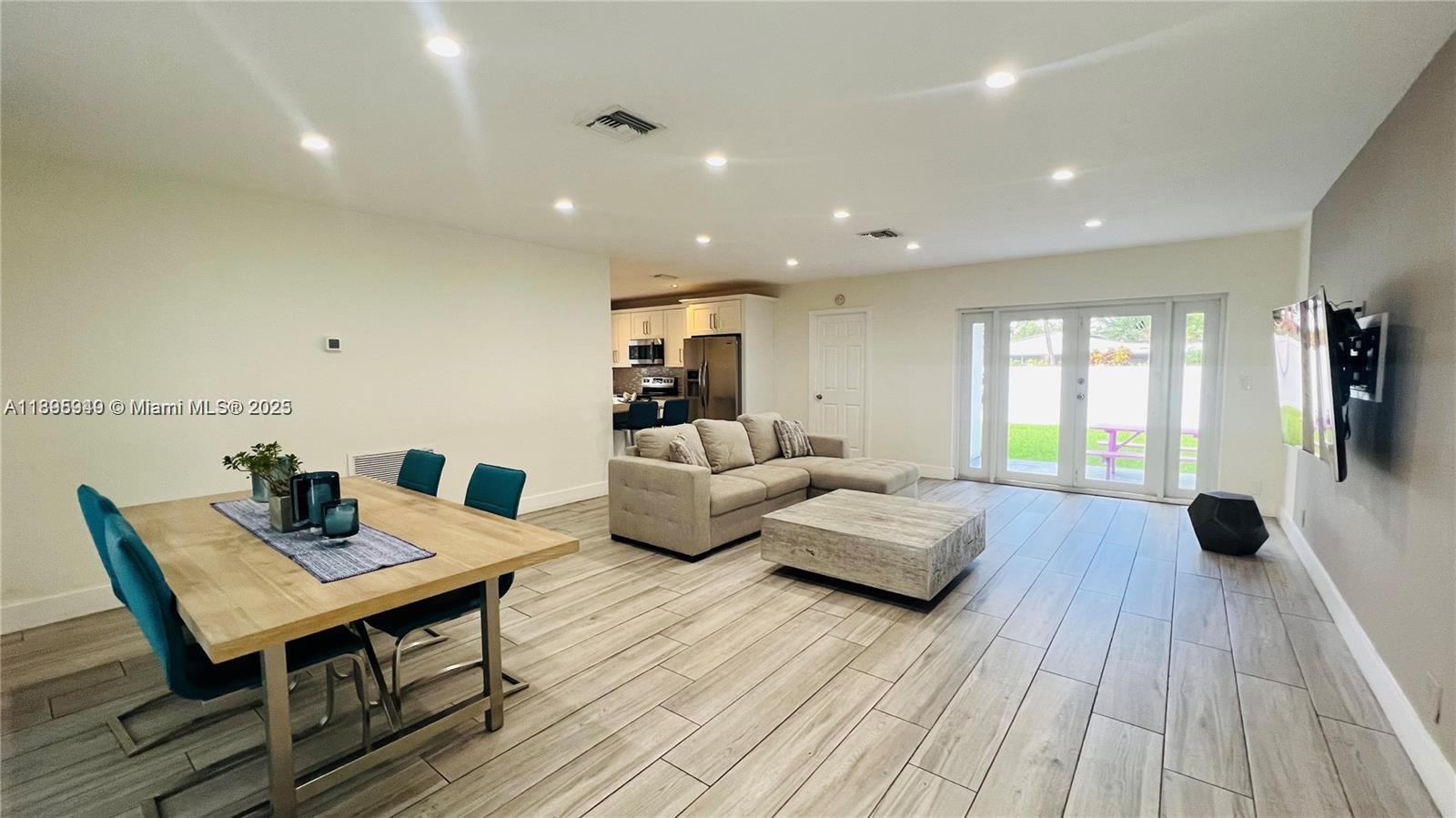 COUNTRY CLUB HOMES - Residential Lease