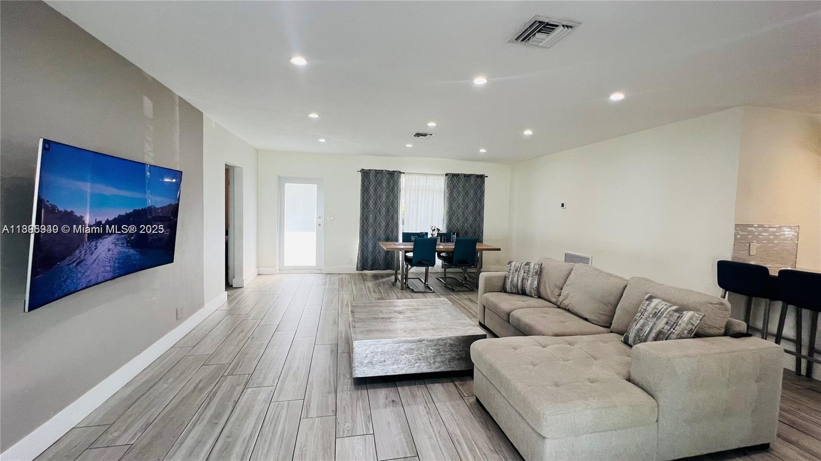 COUNTRY CLUB HOMES - Residential Lease