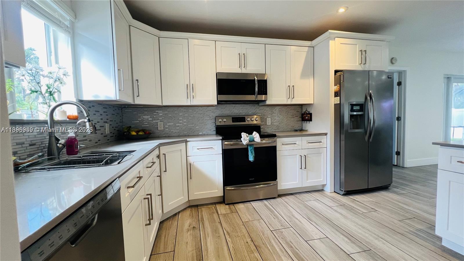 COUNTRY CLUB HOMES - Residential Lease