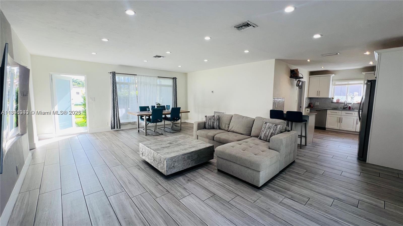 COUNTRY CLUB HOMES - Residential Lease