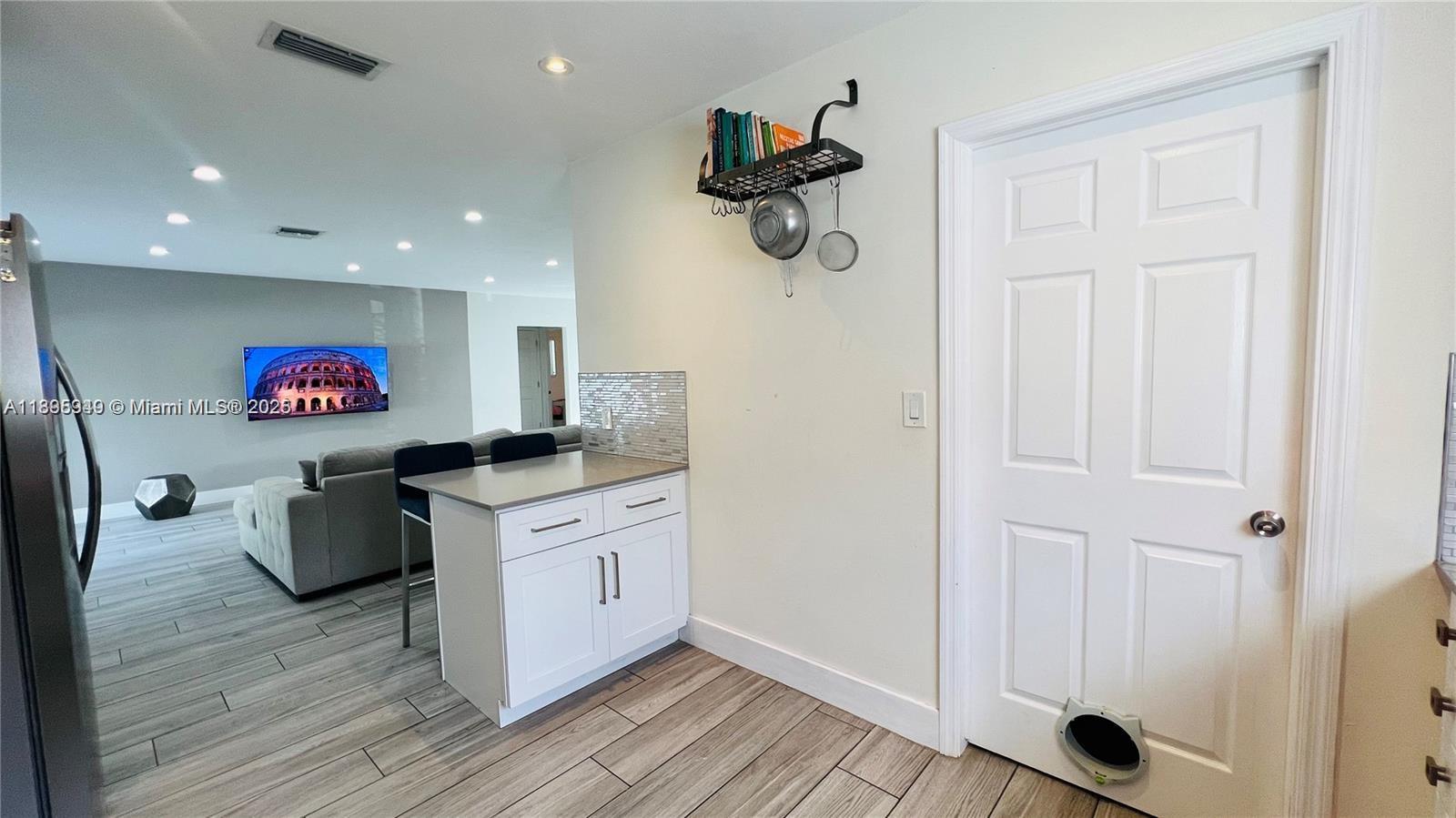 COUNTRY CLUB HOMES - Residential Lease