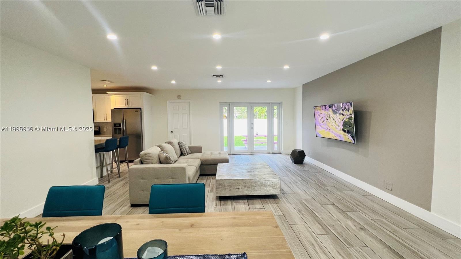 COUNTRY CLUB HOMES - Residential Lease