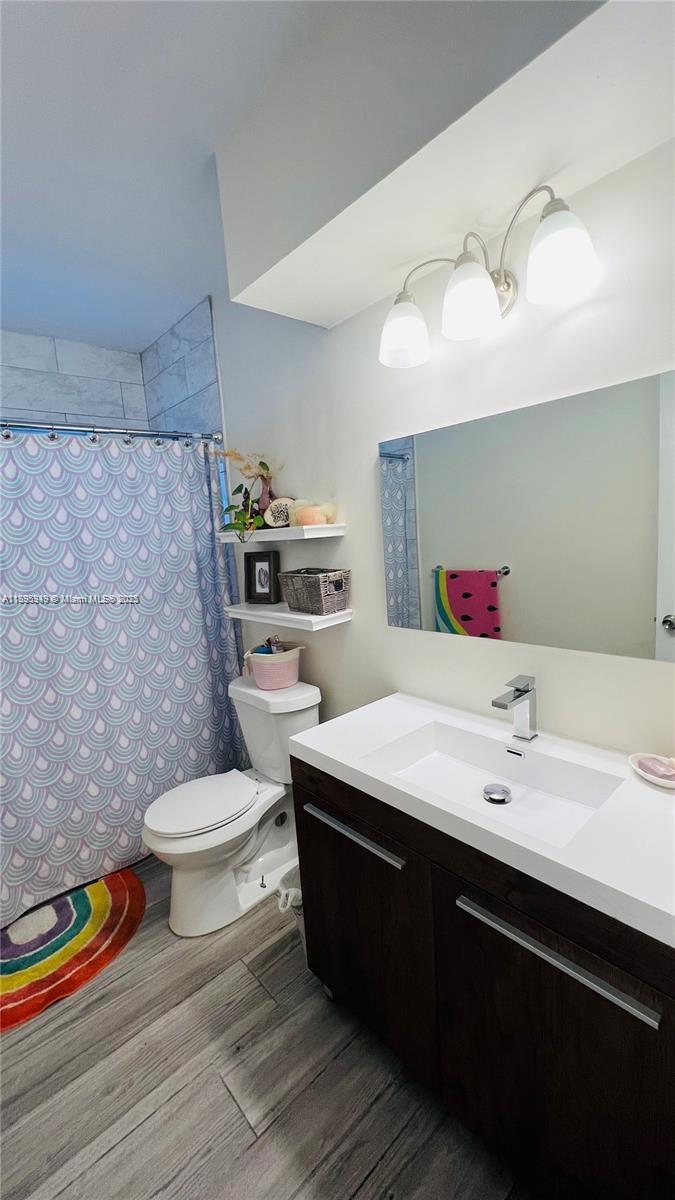 COUNTRY CLUB HOMES - Residential Lease