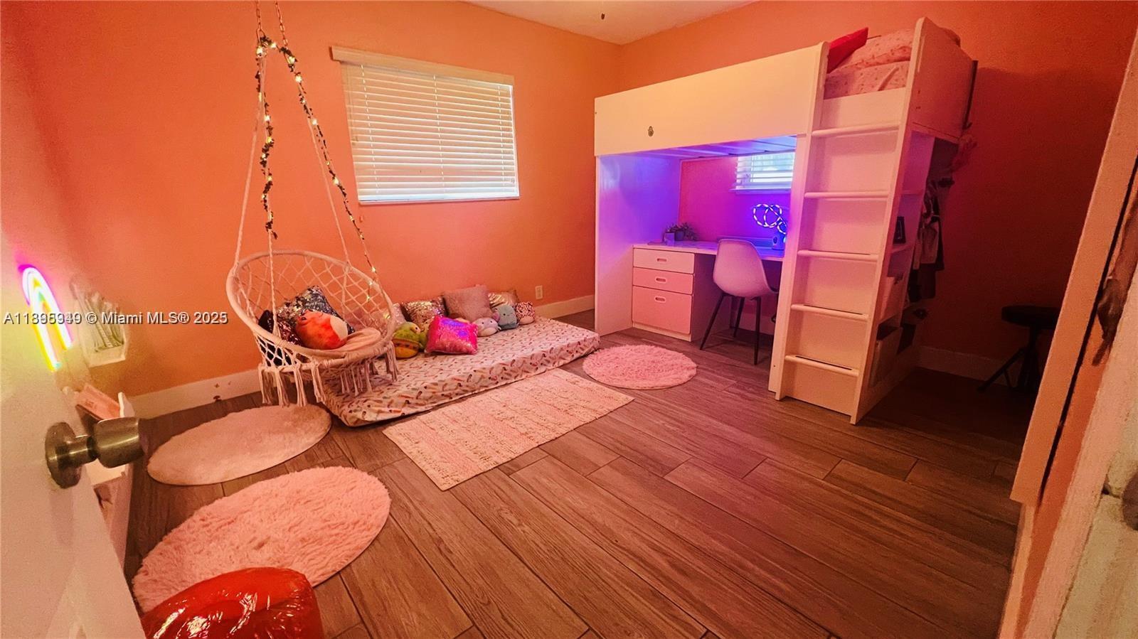 COUNTRY CLUB HOMES - Residential Lease