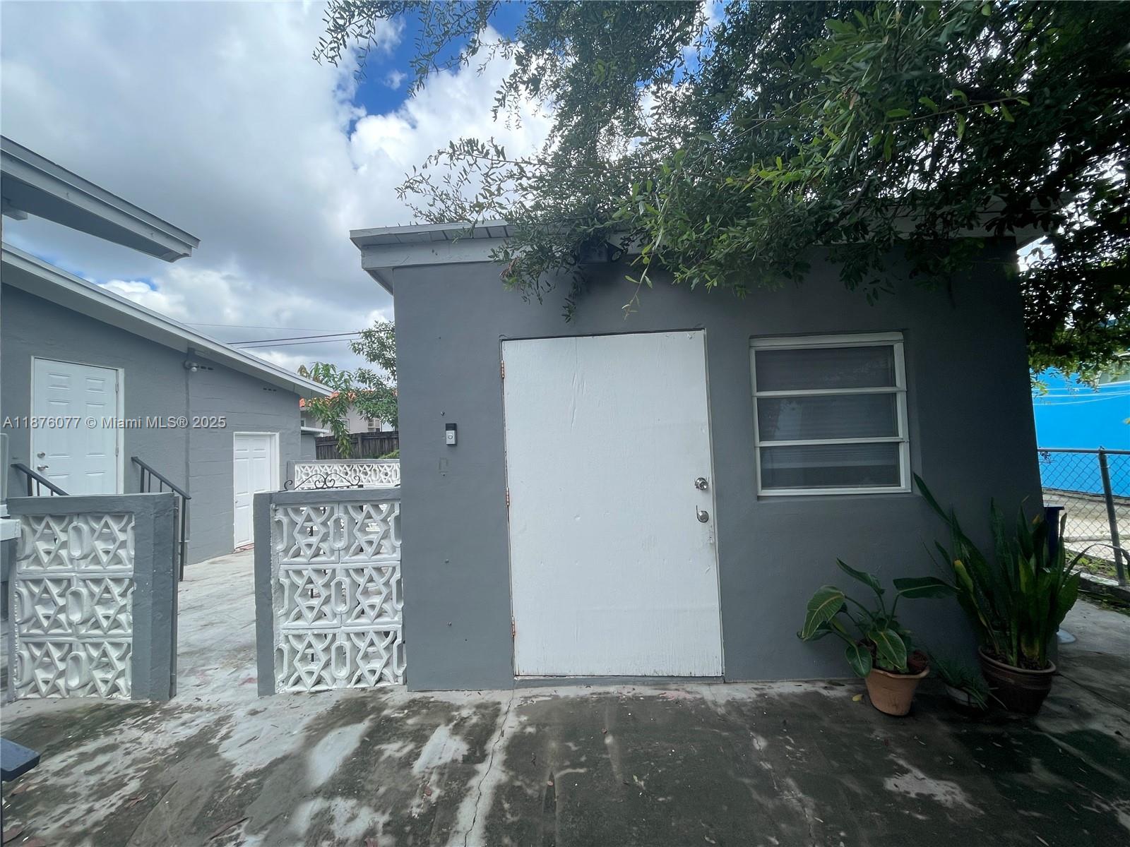 Detached Garage. Enjoy privacy with no shared walls and utilities included—WiFi, water, and electricity are all covered. Street parking is abundant for you and any temporary guests.
Located near everything you need: grab groceries at Publix or Sedanos, or satisfy your cravings with local favorites like Pizza Cubano. Fast food options abound within a mile, including Fritanga, McDonald’s, Burger King, and Wendy’s, while Popeyes and Chick-fil-A are just 2 miles away. Keep your car spotless with El Car Wash conveniently down the street. We’re considering all applicants, and same-day approvals are available. Apply now and make this space yours today!