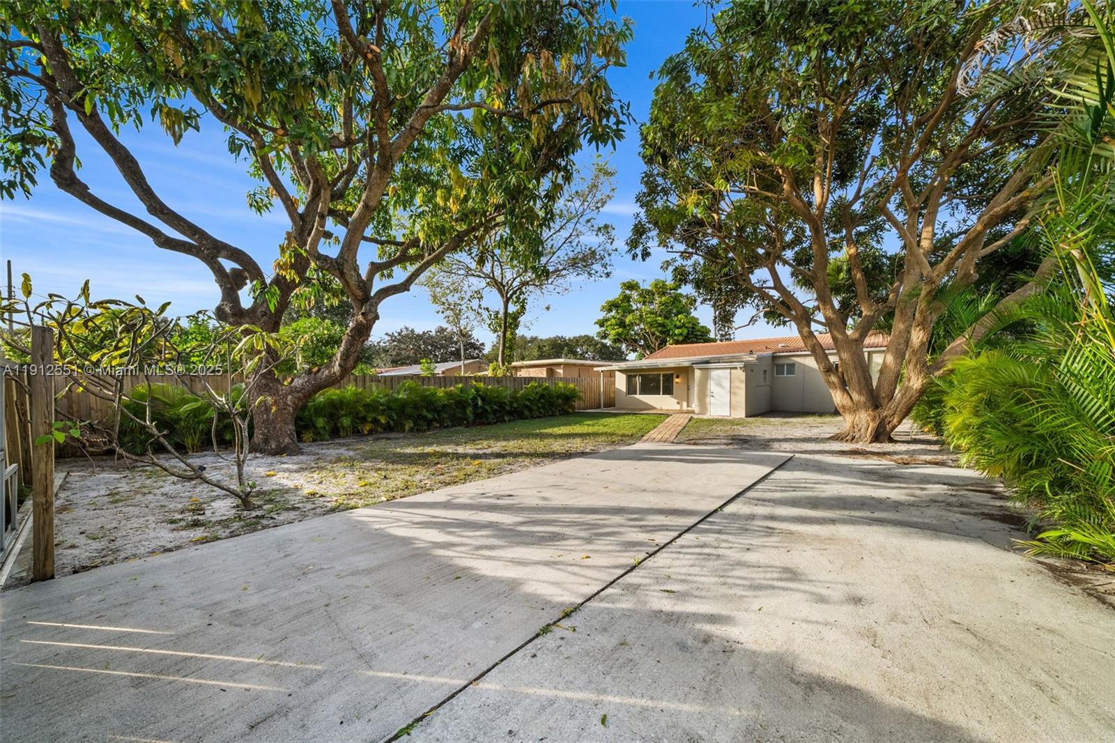 HOLLYWOOD PARK - Residential Lease