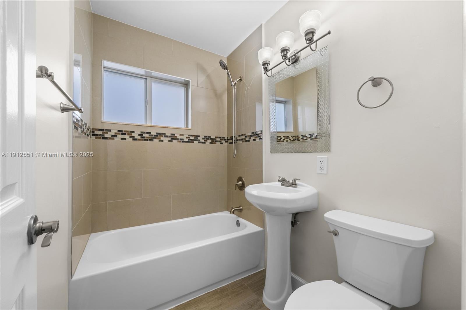 HOLLYWOOD PARK - Residential Lease