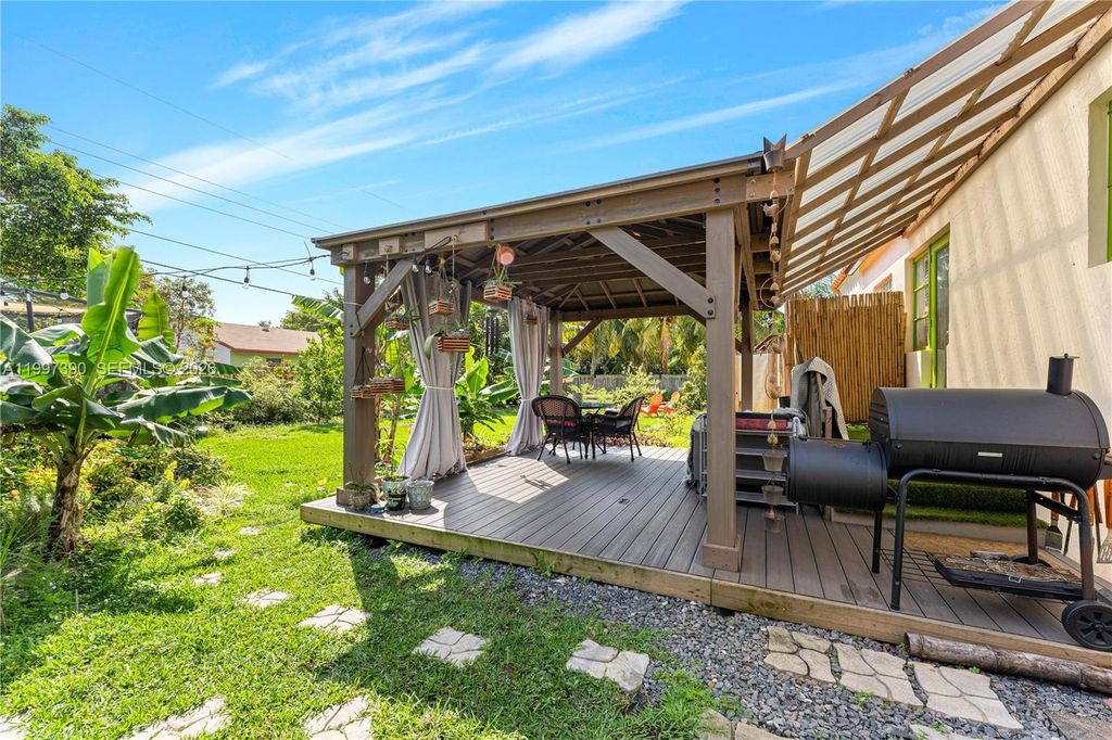 Photo of 1601 N 16th Ct, Hollywood, FL 33020 (MLS # A11997390)