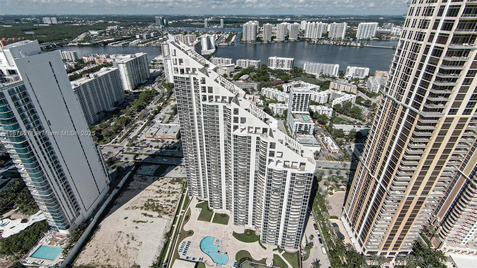 THE PINNACLE CONDO - Residential