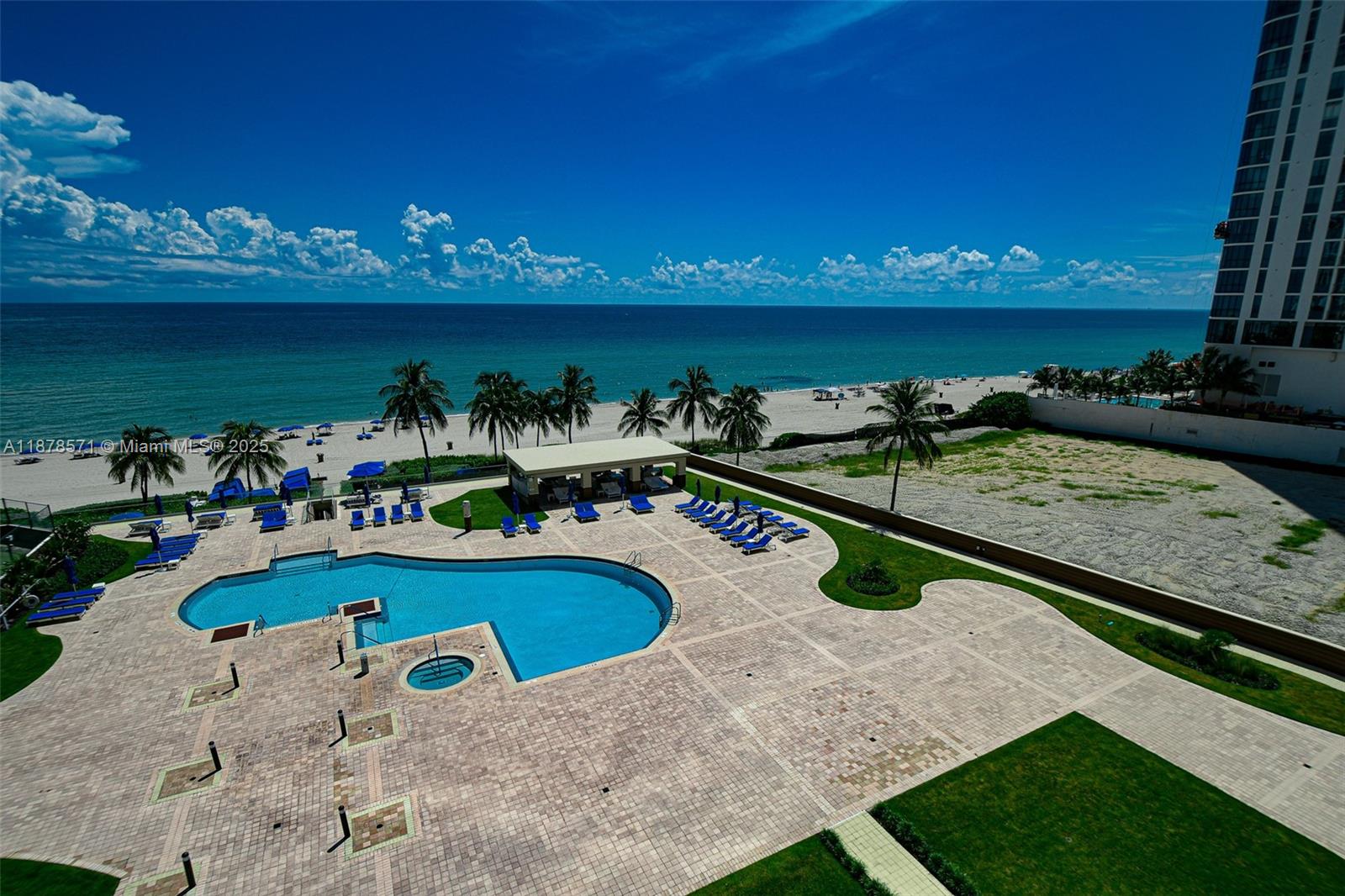 THE PINNACLE CONDO - Residential