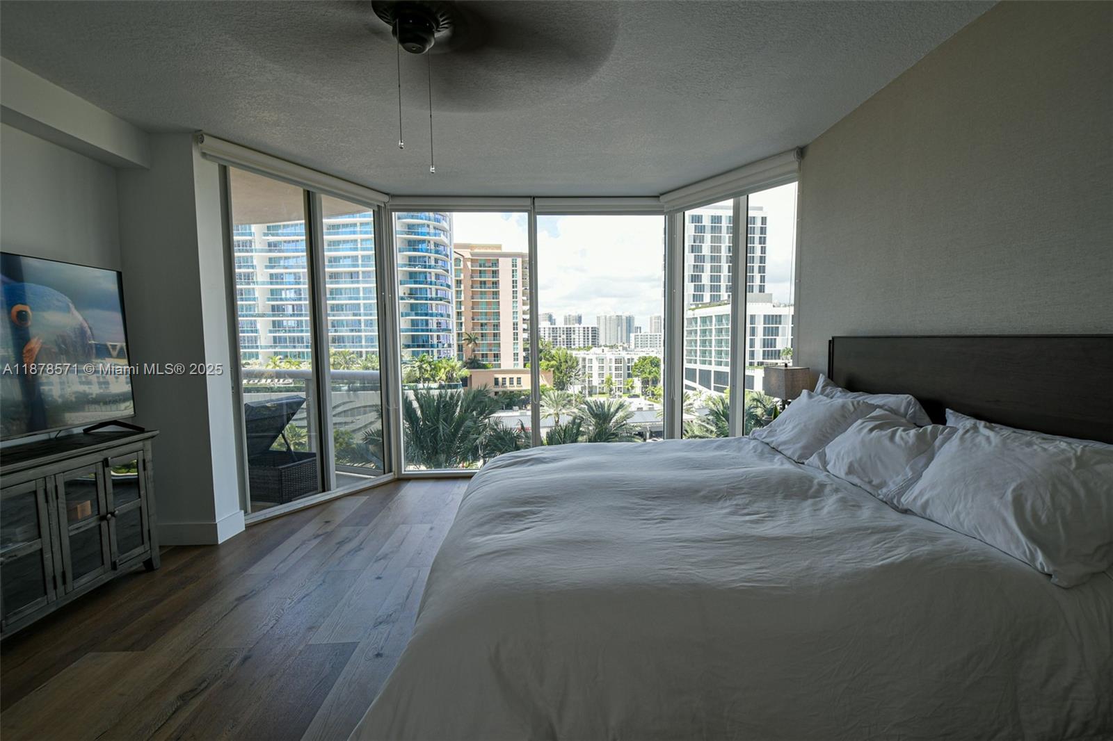 THE PINNACLE CONDO - Residential