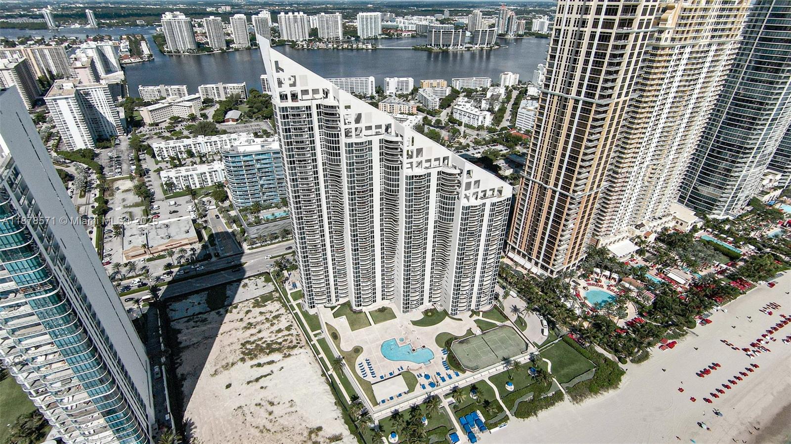 THE PINNACLE CONDO - Residential