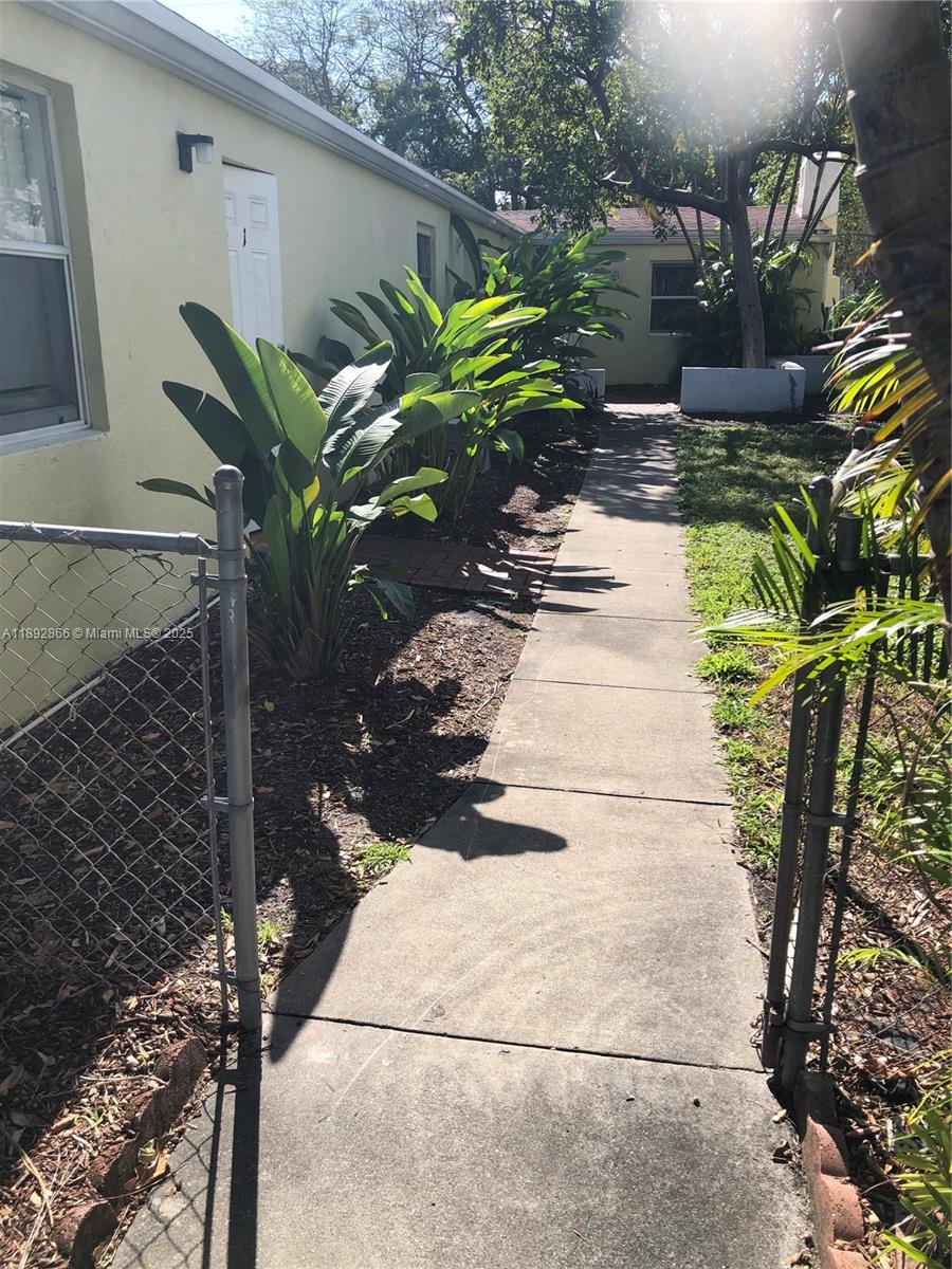 HOLLYWOOD SOUTH SIDE ADD - Residential Lease