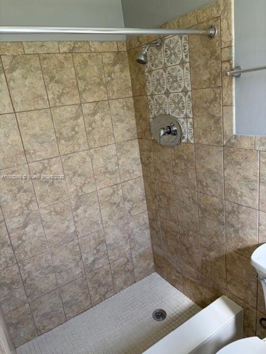 Efficency,utities included,Garbage,Electric,Water.Unit is one of 4 units in a quaint 4 unit building,close to federal Highway.