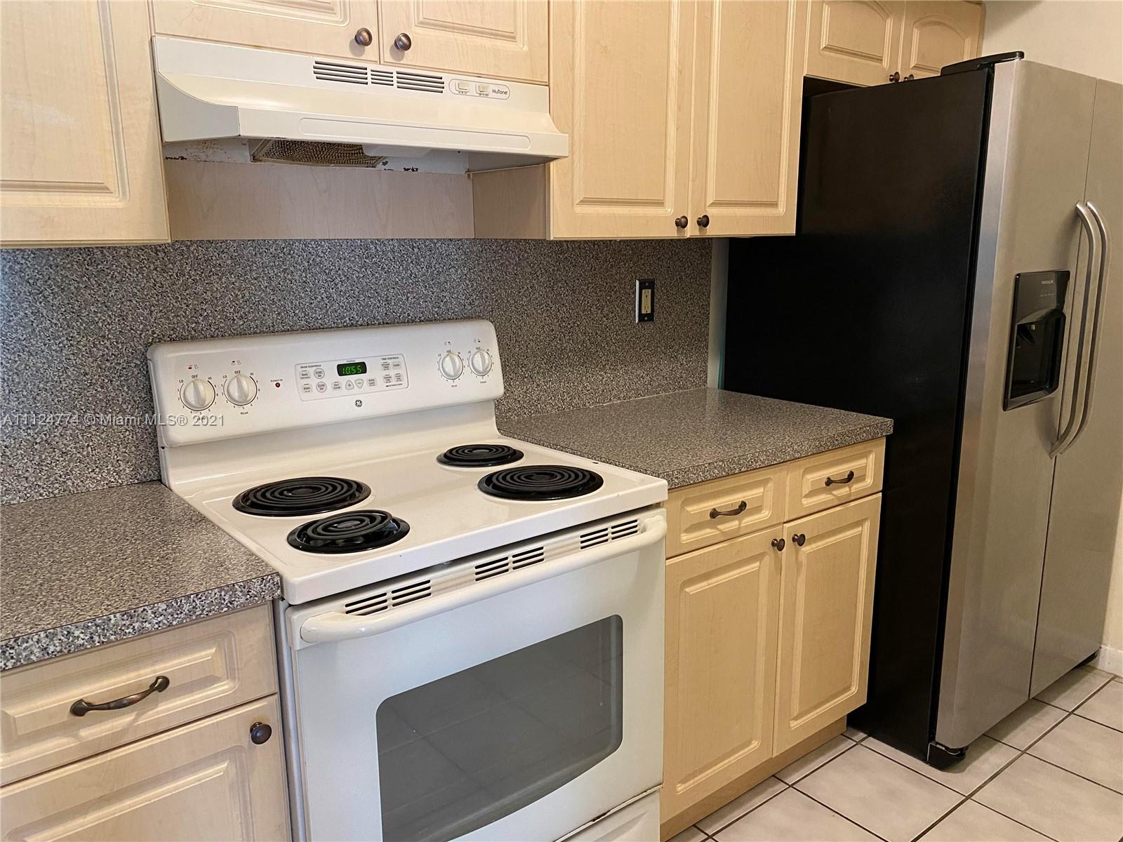 LE CLUB AT OLD CUTLER CON - Residential Lease