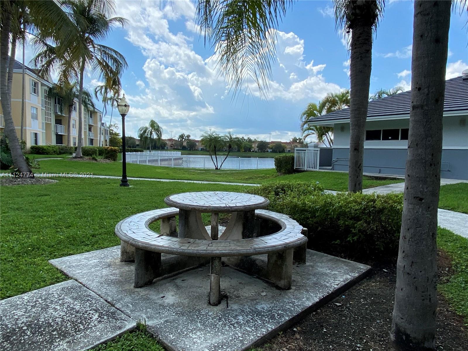 LE CLUB AT OLD CUTLER CON - Residential Lease