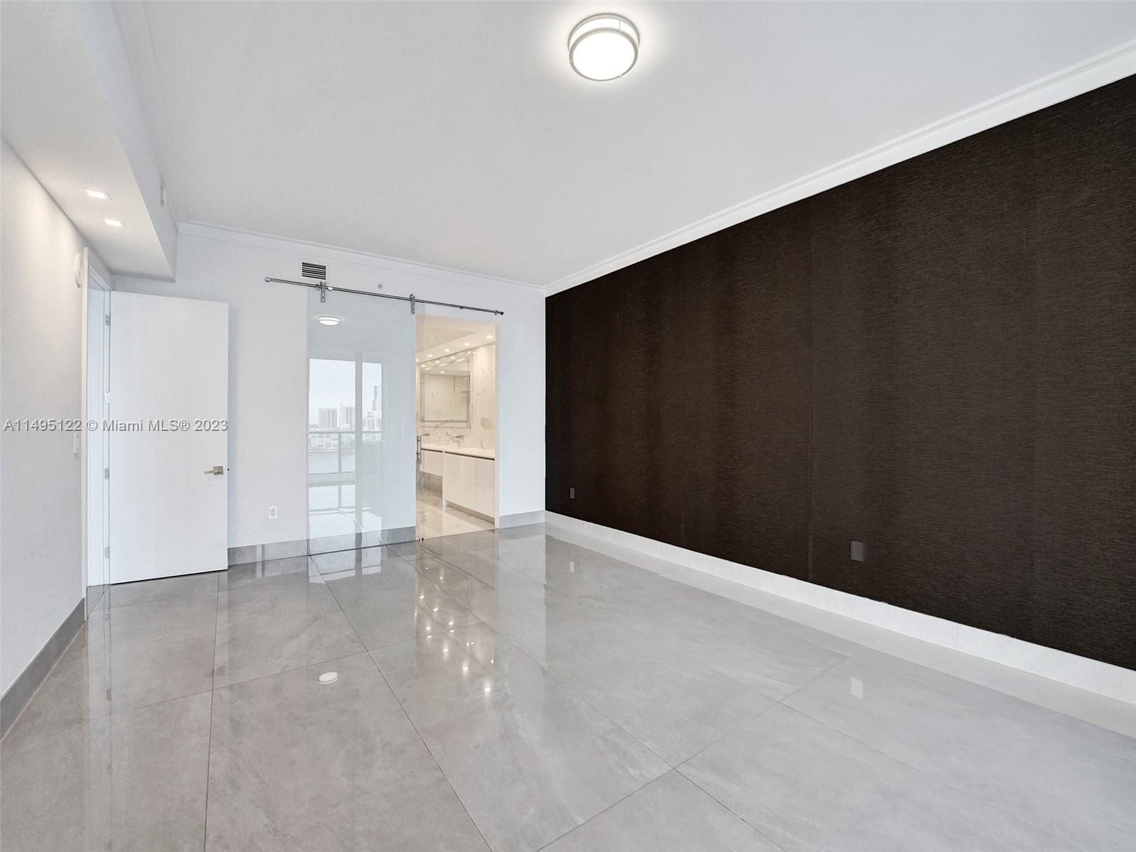 PRIVE CONDO - Residential