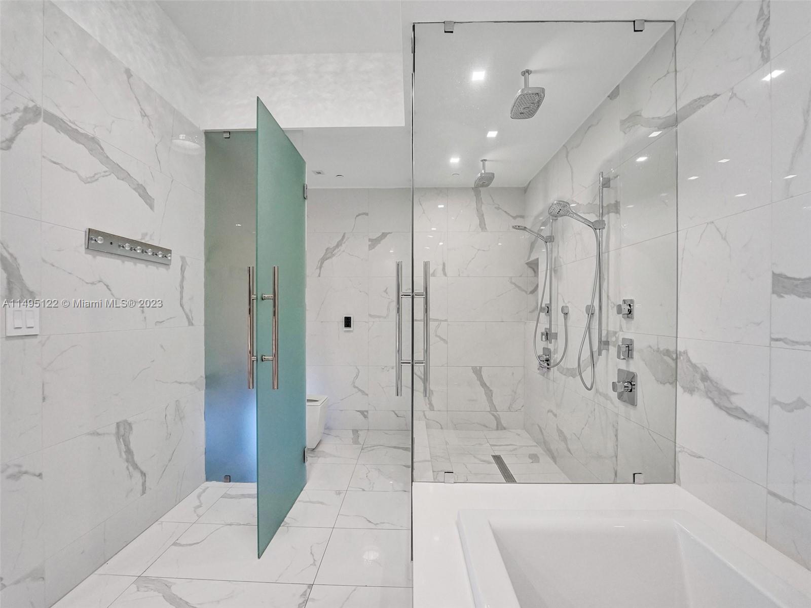 PRIVE CONDO - Residential