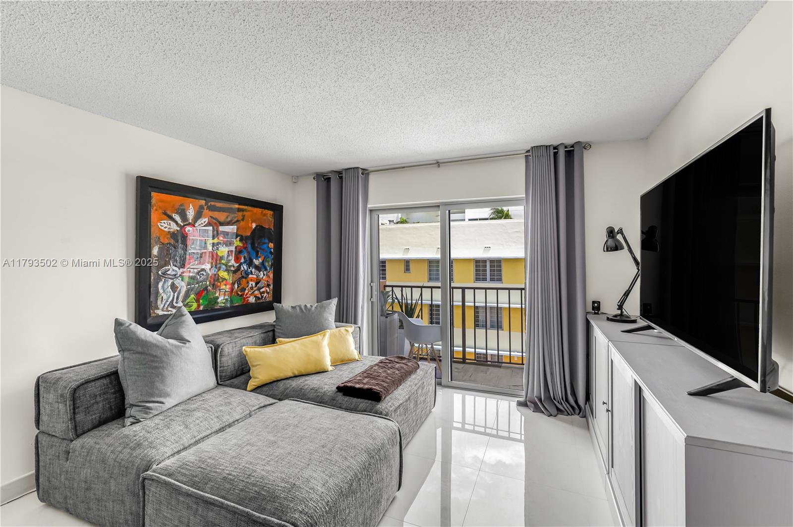 1150 Collins Ave 403