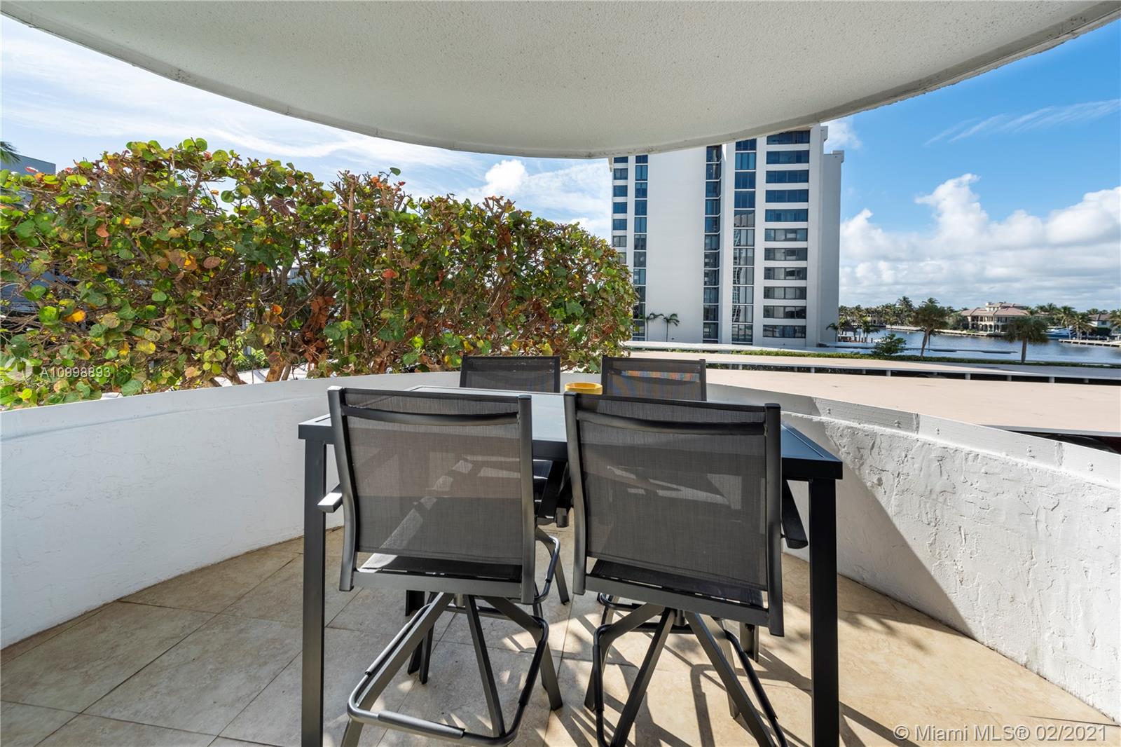 COASTAL HOUSE CONDO - Residential