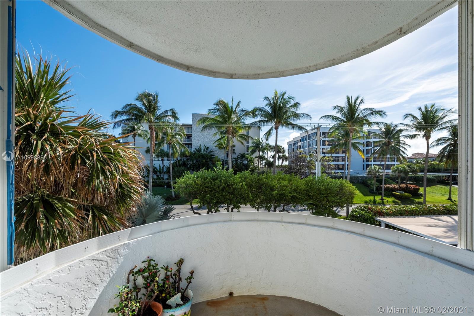 COASTAL HOUSE CONDO - Residential