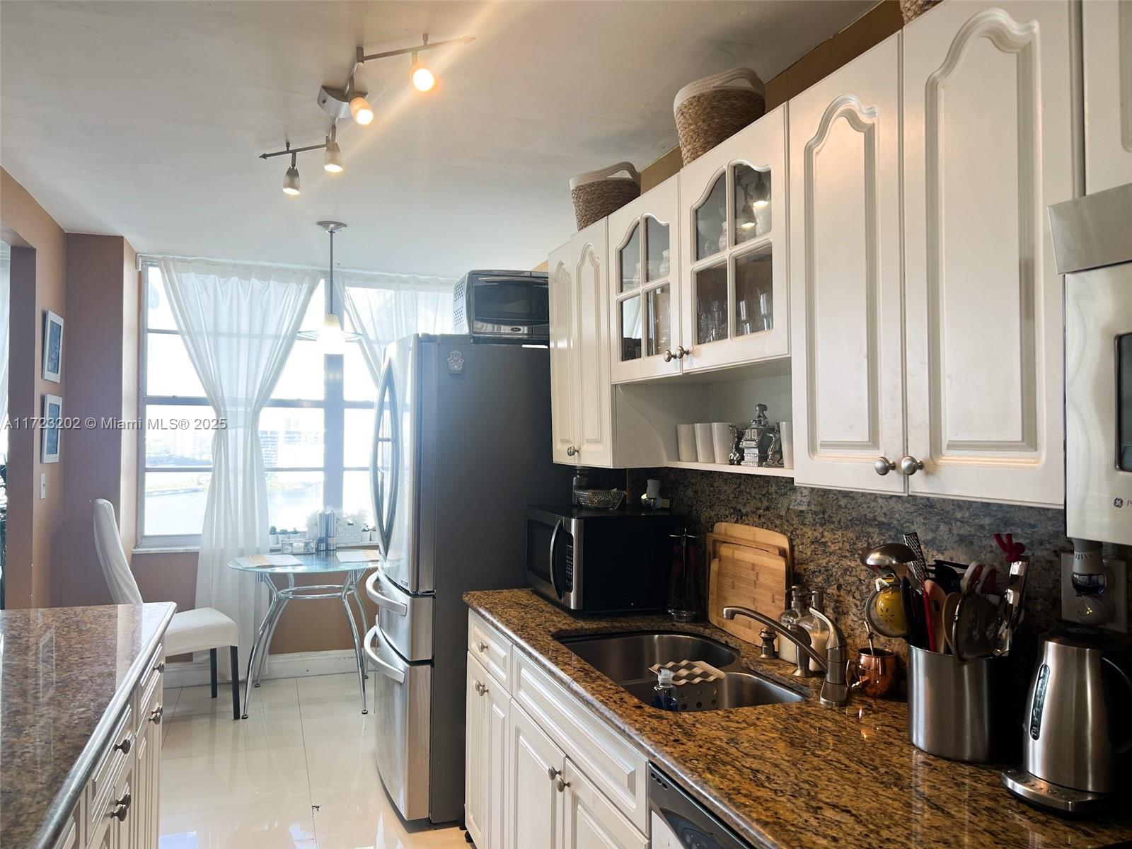 WINSTON TOWERS 500 CONDO - Residential