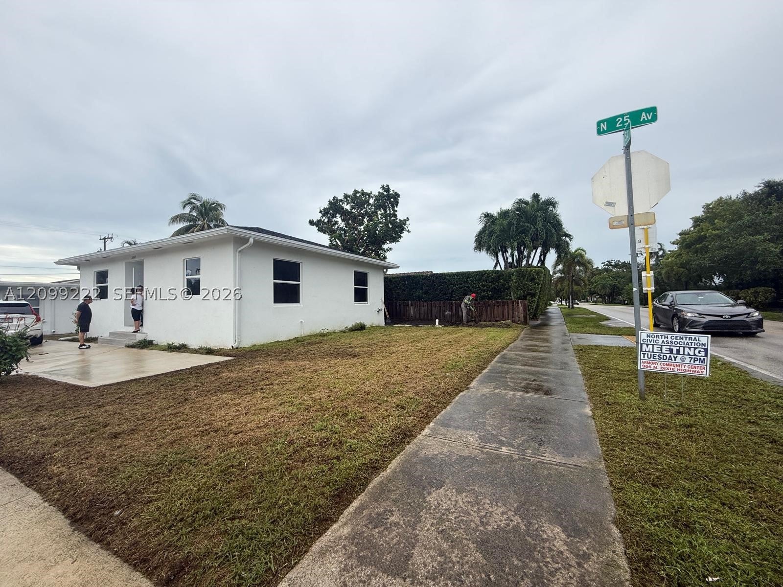 2445 Taft St -
