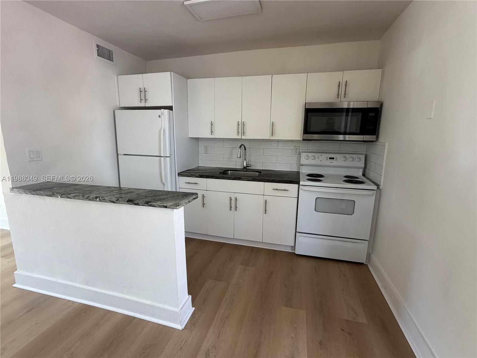 LAWRENCE ESTATES LAND CO - Residential Lease