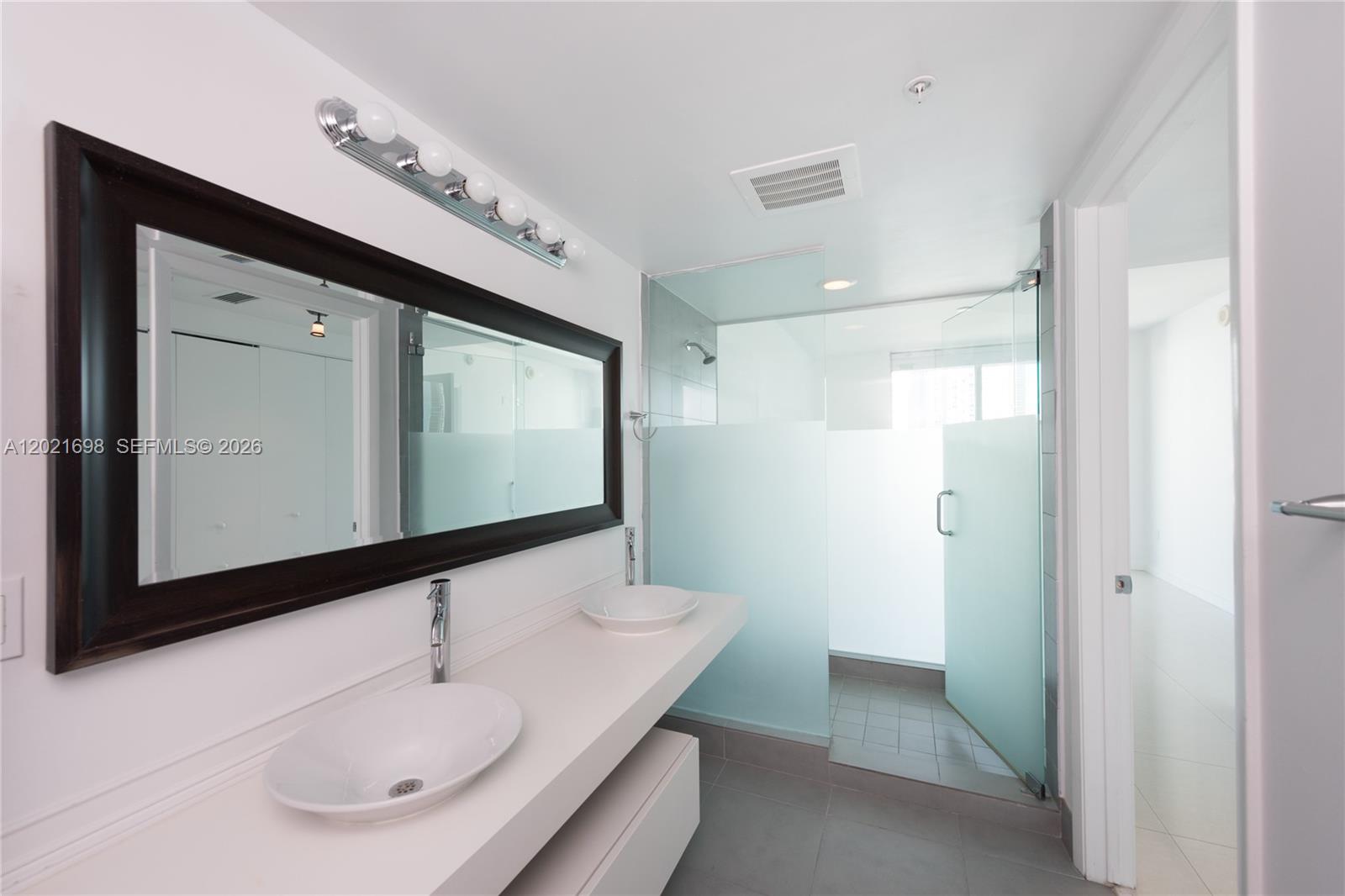 MINT CONDO - Residential