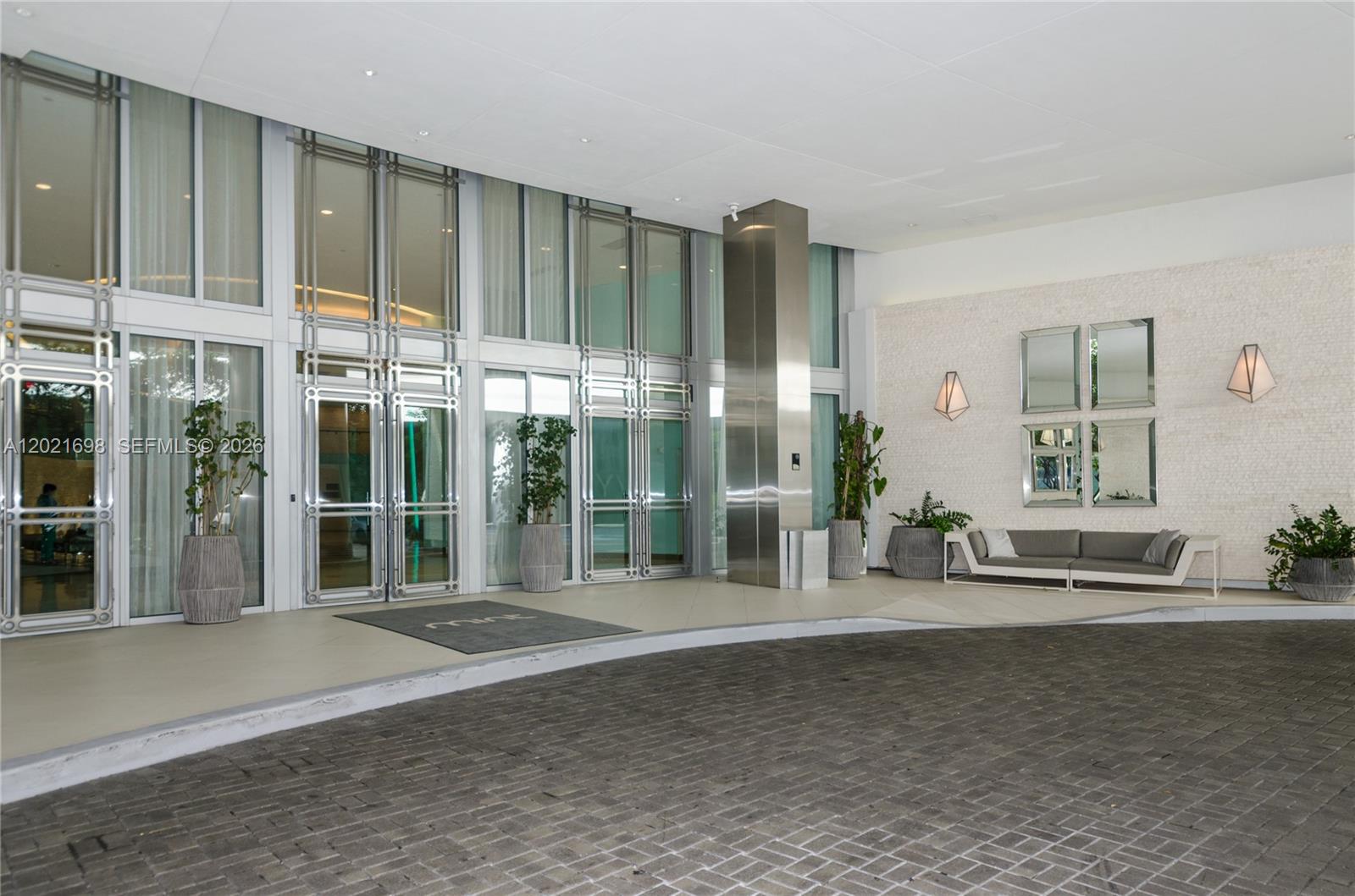 MINT CONDO - Residential