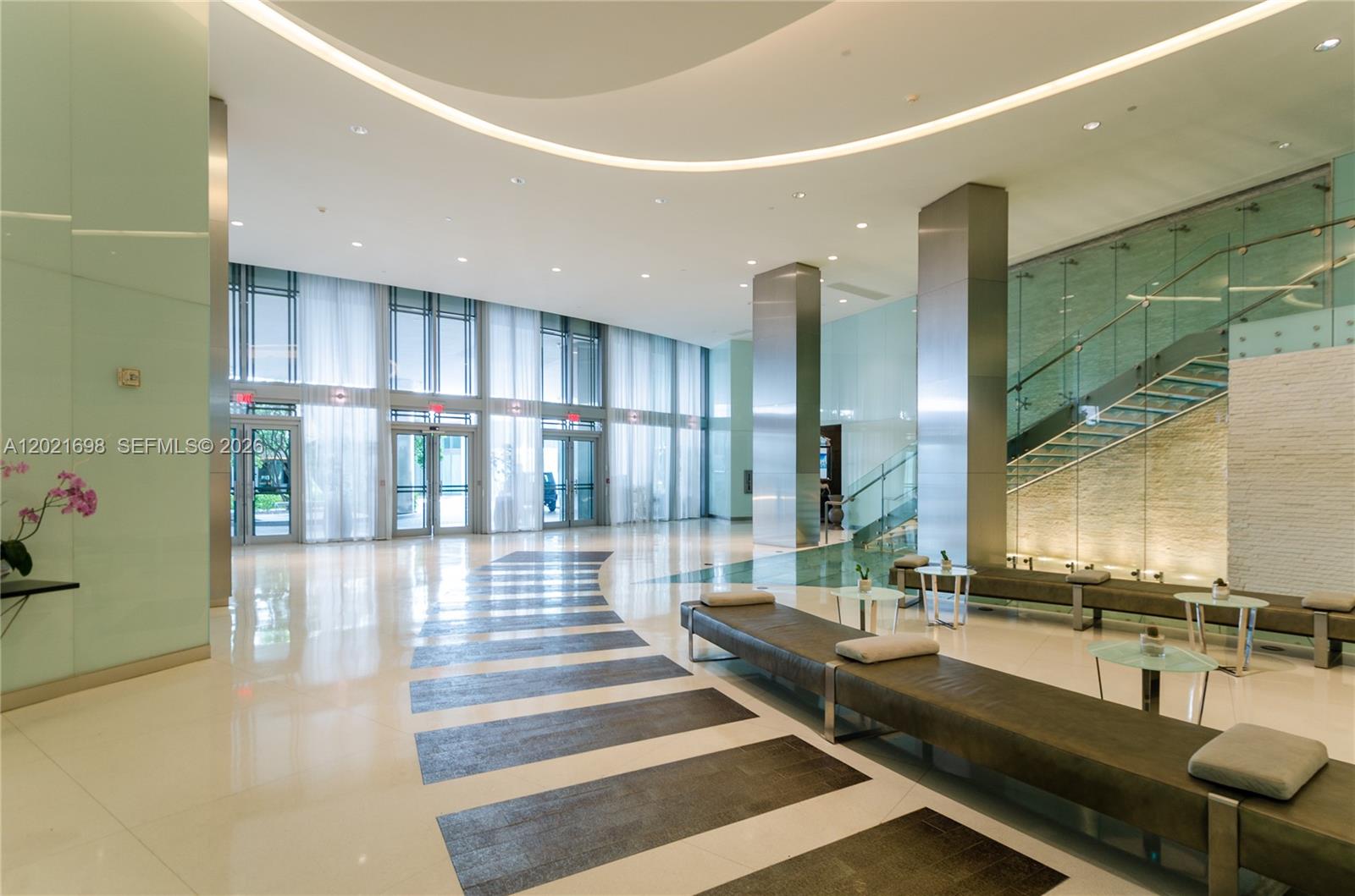 MINT CONDO - Residential